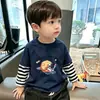 Camiseta de manga comprida para meninos, estilo primavera e outono, para crianças mais velhas, novo modelo 2026, algodão puro, respirável, camiseta base infantil casual de duas peças falsas