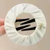 Color café con leche clip de pico de pato floral pasador grande para recogido en la nuca, accesorio de pelo de felpa nuevo de otoño e invierno 2026 para mujer