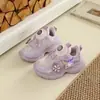 Zapatillas para Niña 2025 Otoño Nuevas Versátiles Ligeras Suela Suave Zapatos de Papá Hebilla Giratoria Lindas con Luces Transpirables