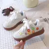 Zapatillas Deportivas para Niños 2026 Otoño Nuevo Estilo Femeninas Elegantes Zapatos de Plataforma con Flores Zapatos Casuales para Niños Suela Suave Zapatos de Entrenamiento Alemanes Modernos