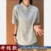 Camiseta Masculina de Verão Estilo Retrô Americano com Gola Henley Bordada de Manga Curta Patchwork Ombro Normal Camisa Polo de Manga Curta Peso Pesado