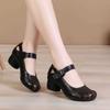 Novas sandálias de couro genuíno estilo retrô de verão para mães, sapatos de camada única estilo étnico com salto médio, sola macia, fecho de velcro oco, salto grosso, sapatos femininos