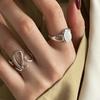 Anillo de plata de ley 925 estilo coreano para mujer, con ágata blanca y letras irregulares, con un diseño de alta calidad y un toque de tendencia.