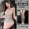 Lencería transparente de encaje dorado con un lazo juguetón, diseñada para momentos coquetos y sensuales, puro deseo y seducción, ropa de dormir