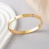Moda Europeia e Americana Novo Design Pulseira de Aço Inoxidável com Padrão Cruzado e Fecho de Diamante Pulseira Feminina Atacado