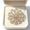 Broche antiexposición temperamento de alta calidad ramillete aleación accesorios de diamante cuello en V dulce todo partido pin joyería al por mayor