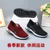 Primavera de 2025 Novos Sapatos de Tecido Velho de Pequim Esportivos Casuais Femininos Assento Macio Cadarço Sapatos de Feira de Rua Atacado