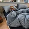 Conjunto de cama simples de quatro peças xadrez listrado para uso doméstico, novo modelo 2026 lençol e capa de edredom, conjunto de cama de três peças para dormitório estudantil