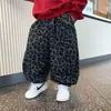 Calça Plush Wide Leg Estampa Leopardo Outono/Inverno Solta Casual Longa Calça Infantil Tendência com Punho Elástico