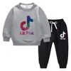 Conjunto de Sudadera para Niños Otoño/Invierno 2026, Nuevo Modelo Elegante para Niños Mayores, Forro Polar y Engrosado para Calor, Conjunto de Invierno de Manga Larga