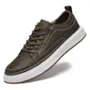Sapatos de Couro Vazados Pequenos para Primavera e Verão 2025 Cruzamento de Fronteira Tamanho Grande Confortáveis Jovens Tênis Simples Tendência Perfurados Sapatos Masculinos