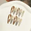 Pontas de unha acabadas e removíveis, estilo olho de gato em tons de marrom com ramo prateado cravejado de diamantes, delicadas e valorizam o rosto, adequadas para uso diário.