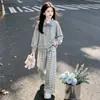 Nueva Colección Primavera/Otoño 2026: Elegante conjunto de dos piezas para niñas: top de retazos a rayas con pantalones casuales de cuadros de pierna ancha