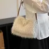 Nova bolsa de ombro de pelúcia estilo japonês outono 2026 coreana, popular para o trabalho, bolsa de ombro única de nicho para mulheres
