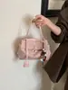 Bolsa feminina de alta qualidade 2026 novo modelo com pingente, bolsa transversal, bolsa de ombro de grande capacidade, bolsa tote versátil para o dia a dia, comércio exterior