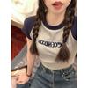 Camiseta de Manga Corta con Hombro Deshilachado para Mujer, Estilo Retro Americano de Chica Caliente, con Color de Contraste Insertado, Letra Bordada, Corte Ajustado, Top Corto para el Cabello