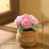 Planta de rosa artificial tejida en maceta, producto terminado hecho a mano a crochet, flor artificial para decoración de escritorio en casa, venta al por mayor de regalos, flor de hilo