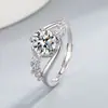 Anel de Diamante Imitação Moissanite Super Brilhante, Luxuoso e Deslumbrante, Melhor Venda Transfronteiriça Europeia e Americana, com Design Moderno e Toque de Alto Padrão, Anel Ajustável para Mulheres