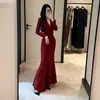 Vestido sexy de manga comprida franzido com decote V estilo francês para outono e inverno, vestido longo tipo sereia de alta qualidade que afina a cintura