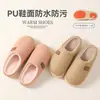 Pantuflas de interior para el hogar de otoño e invierno para mujer con sensación de amortiguación suave, suela gruesa, cálidas, de felpa, antideslizantes, pantuflas impermeables de PU para hombre