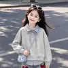 Sudadera chic y bien portada para niñas, con patchwork de rayas dulces, estilo falso dos piezas, cuello polo, conjunto de jeans versátil y moderno