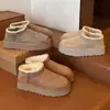 Primeiro Encontro Botas de Neve Curtas com Solado Grosso Sazonais para Mulheres 2026 Novas Botas de Algodão Quentes Espessadas com Forro de Lã para Neve do Nordeste
