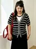 Blusa feminina plus size com color blocking, estilo duas peças, outono 2026, cardigã de tricô casual soltinho de manga curta para mulheres plus size