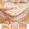 Falda de Cama Acolchada Estampada de Vellón de Leche Juego de Tres Piezas Cubierta Protectora de Colchón Más Terciopelo Cubierta de Esterilla Cálida de Invierno Antideslizante a Prueba de Suciedad
