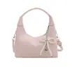Bolsa de ombro feminina estilosa e artística estilo coreano em formato de meia-lua com pingente de laço em formato de coração com pérolas, alça de ombro ajustável