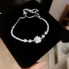 Pulsera de Metal con Corazón y Flor de Circonita Super Brillante, Lujo Ligero, Gama Alta, Elegante, Moderna, Joyería de Mano Exquisita y Versátil para Mujeres