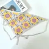 Bufanda Triangular Dulce y Elegante de Estilo Francés en Borgoña Vintage, con un Diseño Único con Ganchillo Trenzado de Estilo Japonés y Nudos
