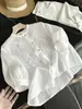 100% rami! Super lindo! Camisa feminina estilo francês com mangas sino bordadas de lírio-do-vale, com um elegante design de gola redonda