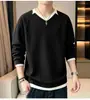 Sudadera de dos piezas falsas para hombre con cuello en V, estilo perezoso holgado, patchwork a rayas, manga larga, capa base, top nuevo de primavera y otoño, moderno