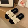 Novas pantufas peludas de bico aberto para mulheres, adequadas para uso externo, estilo slip-on casual, moda outono/inverno, estilo coreano, 2026, com corrente de pérolas e forro de pelúcia
