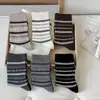 Calcetines a rayas de bloques de color para otoño e invierno, calcetines versátiles de media pantorrilla, sin costuras, modernos y antipelusas, con un estilo preppy y hechos de algodón