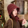 Chapéu de tricô de fio misto de moda nicho para mulheres, quente para outono e inverno, color-blocking, afina o rosto, dobrável, chapéu para atividades ao ar livre com fenda traseira