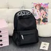 Mochila gris claro brumoso con letras bordadas, con un estilo moderno americano, adecuada para estudiantes y parejas, una mochila pequeña para viajes de vacaciones