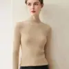 Camiseta básica 100% cachemira pura, nuevo estilo otoño e invierno, cuello semi-alto, corte ajustado, suéter de punto acanalado para mujer
