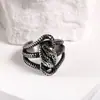 Anillo de titanio para hombre con diseño de serpiente rodeada y acabado envejecido, joyería punk de moda cool SA492