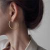 Pendientes de Aro Grandes Dorados Mate Retro Estilo Hong Kong para Mujer, Pendientes Exagerados de Aro de Diseño de Nicho de Lujo Ligero para Mujer
