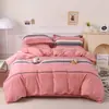 Juego de ropa de cama de cuatro piezas de algodón cepillado engrosado, perfecto para el calor del invierno, con un estilo de lujo ligero de algodón puro