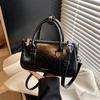 Bolsa de Mão de Luxo Estilo Almofada Boston para Mulheres Nova Coleção Primavera/Verão 2026 Versátil Ombro Transversal Retro