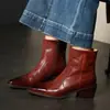 Botas Chelsea com textura de couro de flor integral por dentro e por fora, perfeitas para a temporada outono/inverno de 2026, apresentando um salto grosso, altura média, bico quadrado e feitas de couro genuíno, projetadas para o vestuário de trabalho feminino