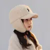 Chapéu Infantil 2025 Outono e Inverno Novo Estilo Veludo de Cordeiro Espessado Proteção para Orelhas Aquecimento Chapéu Lei Feng com Letra P para Bebês Meninos e Meninas