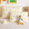 Fronha infantil 100% algodão com estampa de desenho animado e textura amassada, 30x50cm, uma peça, com enchimento de travesseiro 40x60cm