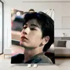 Manta de franela de Zhang Linghe, mercancía de celebridad impresa digitalmente, adecuada para todas las estaciones, para descansos de almuerzo en la oficina y como manta para el sofá