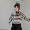 Nuevo conjunto de ropa interior con relleno de plumón para otoño e invierno para niños, con un elegante suéter a rayas y leggings forrados de polar, un atuendo de tres piezas