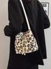 Bolsa de Pelúcia Transfronteiriça Feminina 2024 Nova Outono e Inverno Versátil Bolsa de Pelo Estampada de Leopardo Bolsa de Corrente de Balde de Alta Qualidade