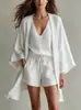 Conjunto casual feminino de três peças, estilo novo 2026, transfronteiriço europeu e americano, cardigã solto de comprimento médio, colete sem mangas, shorts