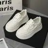 Zapatillas blancas de plataforma gruesa para mujer que aumentan la altura, para personas menudas, nueva versión coreana de otoño 2026, zapatillas deportivas casuales simples, estilosas y versátiles